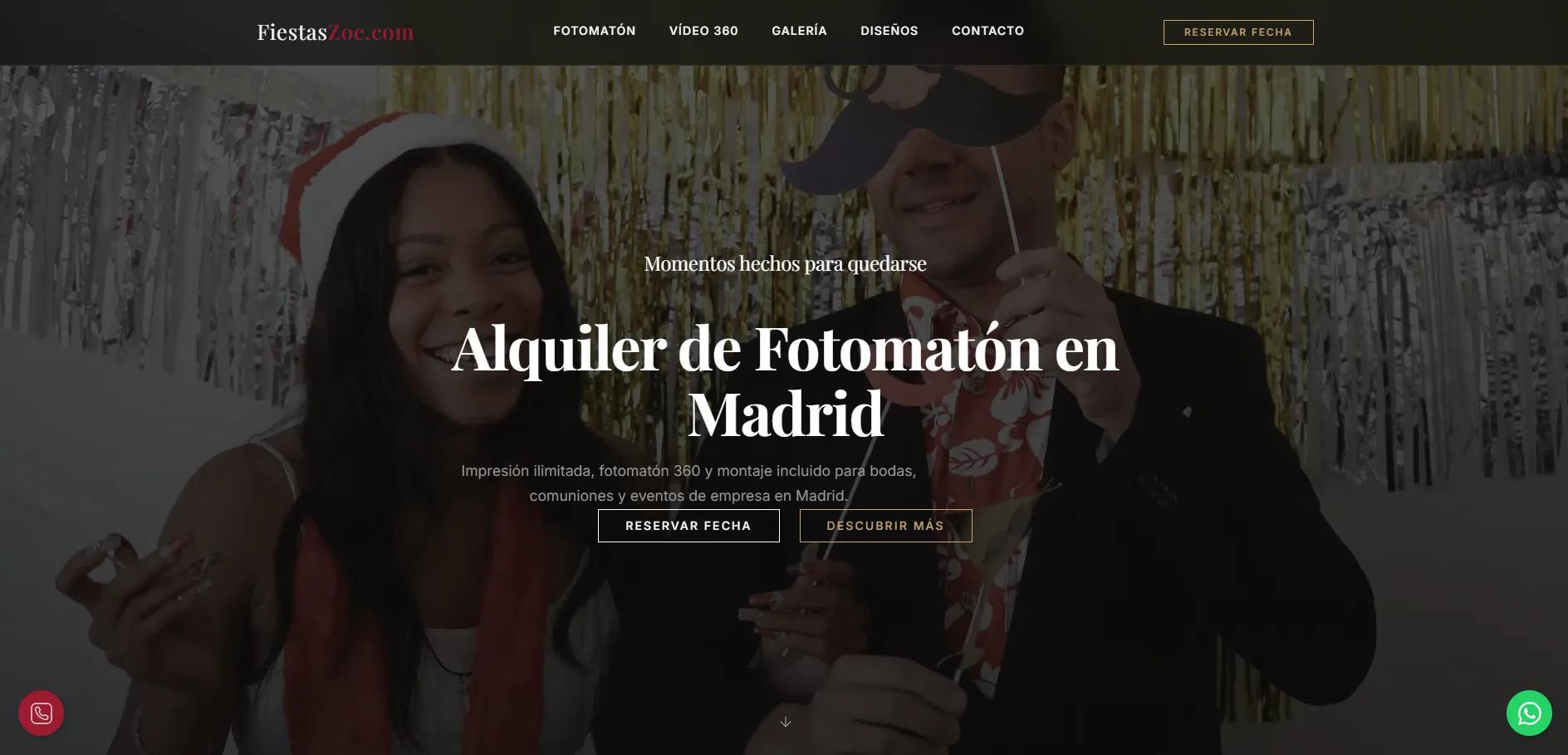 Página de inicio de Fiestas Zoe con una pareja usando accesorios de fotomatón